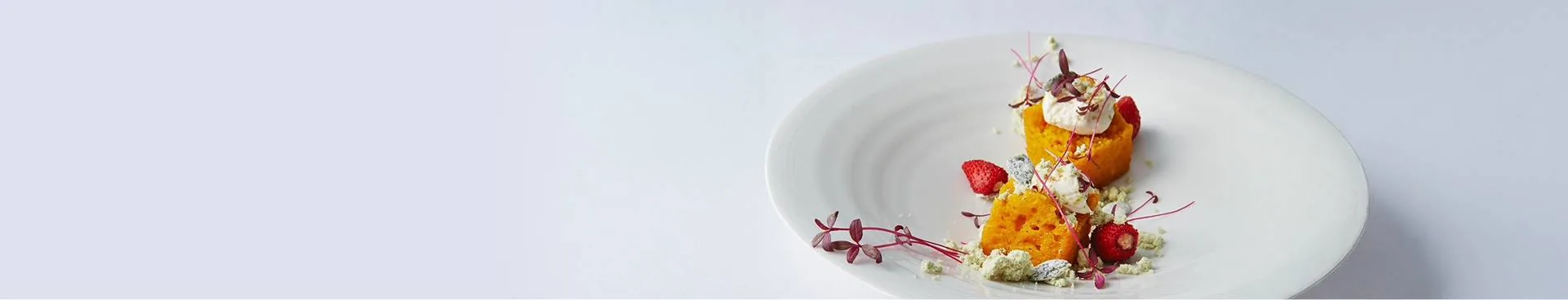 Dessert dressé : biscuit orangé, crème fouettée et fraises des bois
