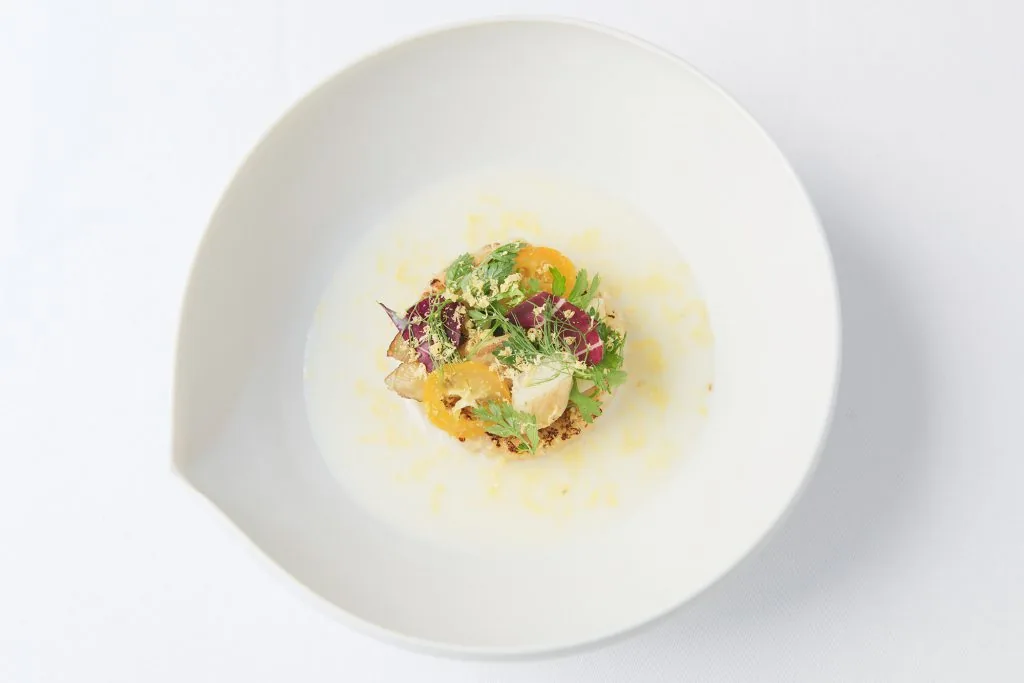 Assiette creuse : pièce snackée, agrumes et herbes fraîches en bouillon crémeux