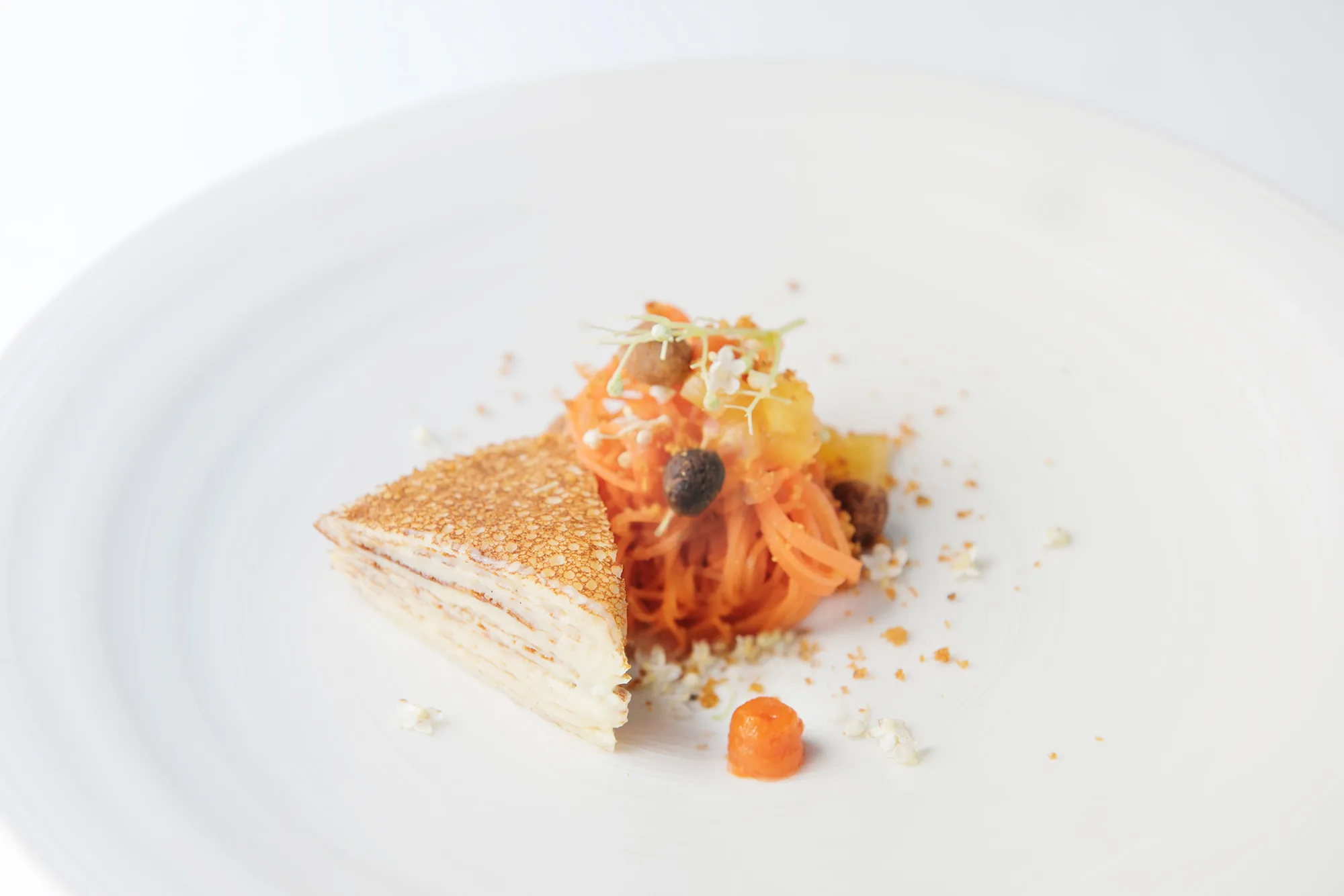 Millefeuille de crêpes caramélisé, julienne de carotte, fruits et crumble