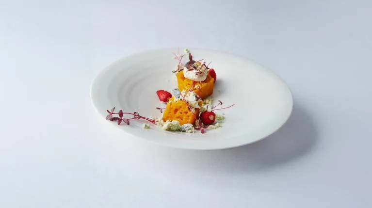 Dessert dressé : biscuit orangé, crème fouettée et fraises des bois
