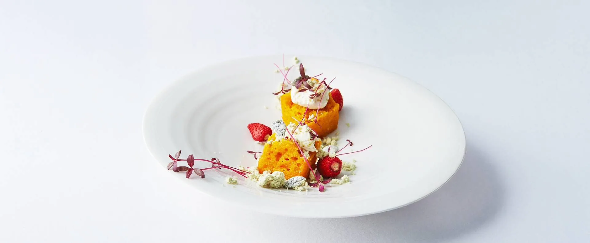 Dessert dressé : biscuit orangé, crème fouettée et fraises des bois