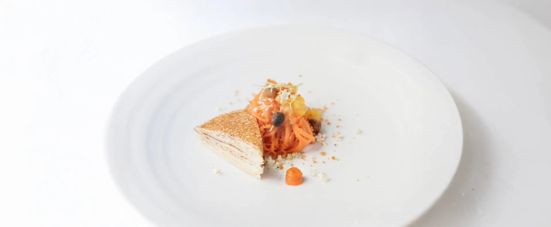 Millefeuille de crêpes caramélisé, julienne de carotte, fruits et crumble