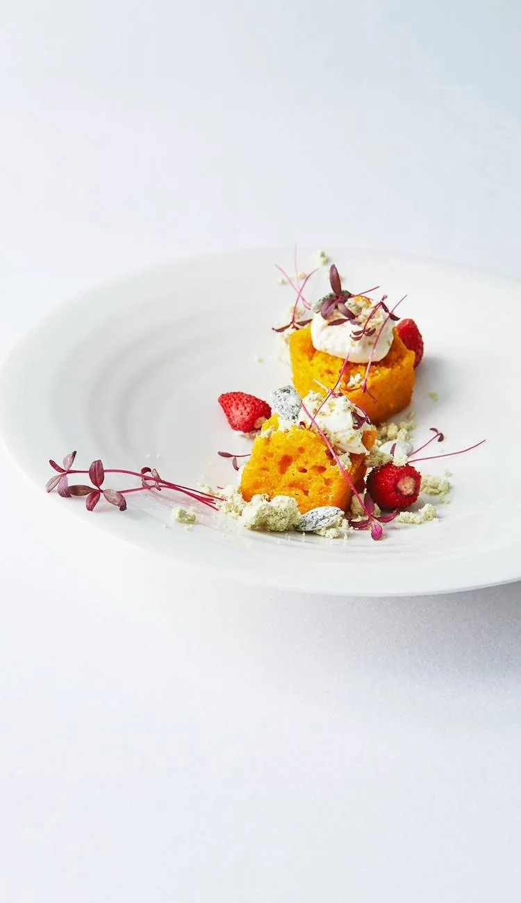 Dessert dressé : biscuit orangé, crème fouettée et fraises des bois