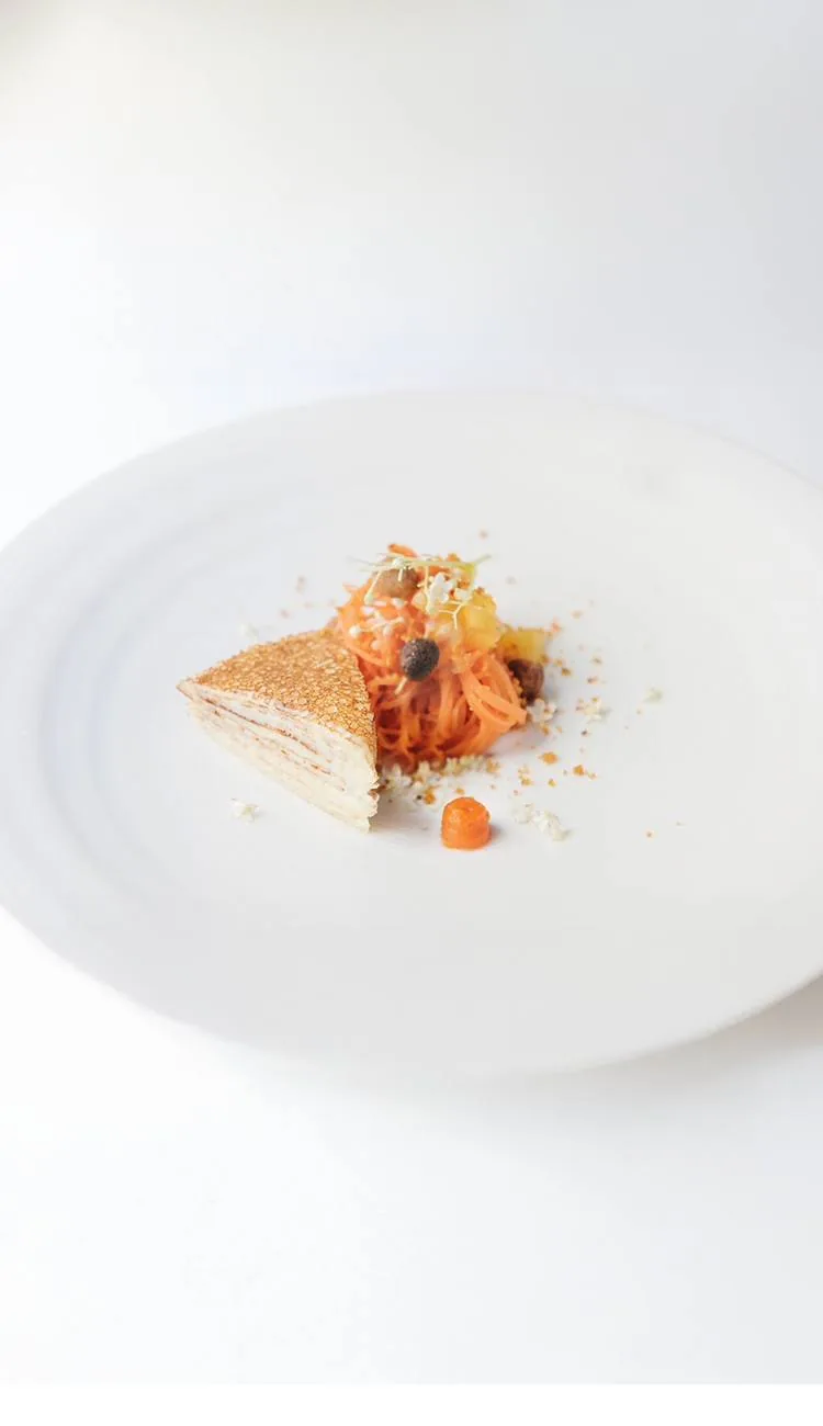 Millefeuille de crêpes caramélisé, julienne de carotte, fruits et crumble