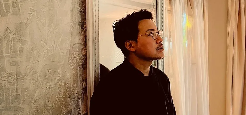 Le chef Shinsuke Nakatani, de profil, dans la salle du restaurant